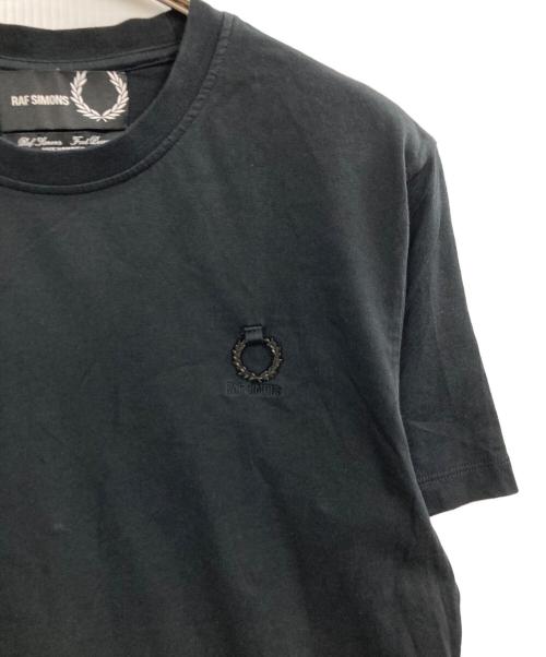 FRED PERRY（フレッドペリー）FRED PERRY (フレッドペリー) RAF SIMONS (ラフシモンズ) コラボTシャツ ブラック サイズ:Sの古着・服飾アイテム