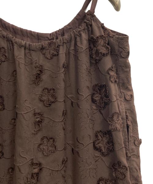 SHIPS any（シップスエニィ）SHIPS any (シップスエニィ) フラワー エンブロイダリー ギャザー サロペット ブラウン サイズ:Freeの古着・服飾アイテム