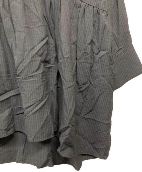 23区（ニジュウサンク）23区 (ニジュウサンク) ドレープドビークロス チュニック ブラウス グレー サイズ:44の古着・服飾アイテム