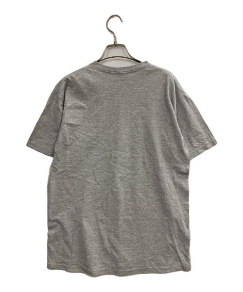 SUPREME（シュプリーム）Supreme (シュプリーム) ガーターベルト プリント Tシャツ グレー サイズ:Mの古着・服飾アイテム