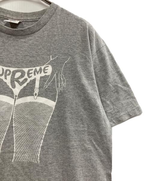 SUPREME（シュプリーム）Supreme (シュプリーム) ガーターベルト プリント Tシャツ グレー サイズ:Mの古着・服飾アイテム