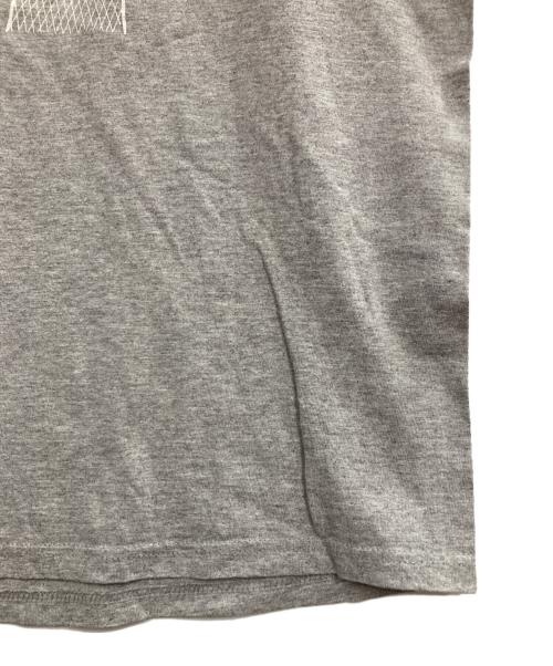 SUPREME（シュプリーム）Supreme (シュプリーム) ガーターベルト プリント Tシャツ グレー サイズ:Mの古着・服飾アイテム