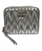 MIU MIUミュウミュウ）の古着「マテラッセレザー コインケース」｜シルバー