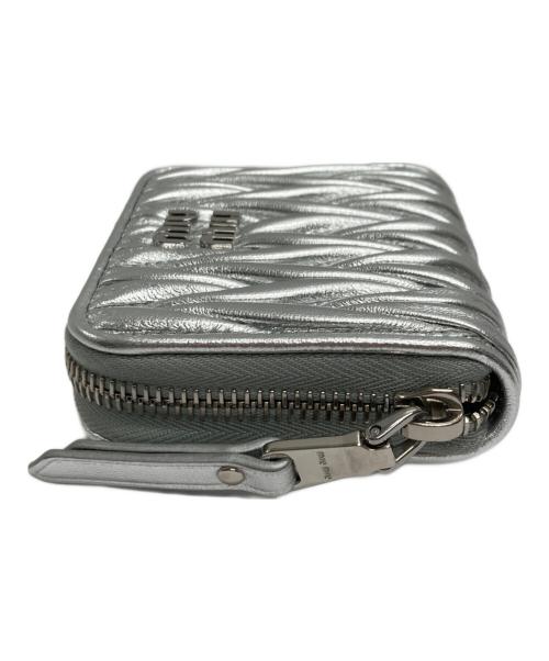 MIU MIU（ミュウミュウ）MIU MIU (ミュウミュウ) マテラッセレザー コインケース シルバーの古着・服飾アイテム