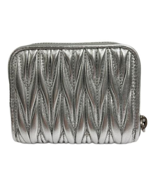 MIU MIU（ミュウミュウ）MIU MIU (ミュウミュウ) マテラッセレザー コインケース シルバーの古着・服飾アイテム