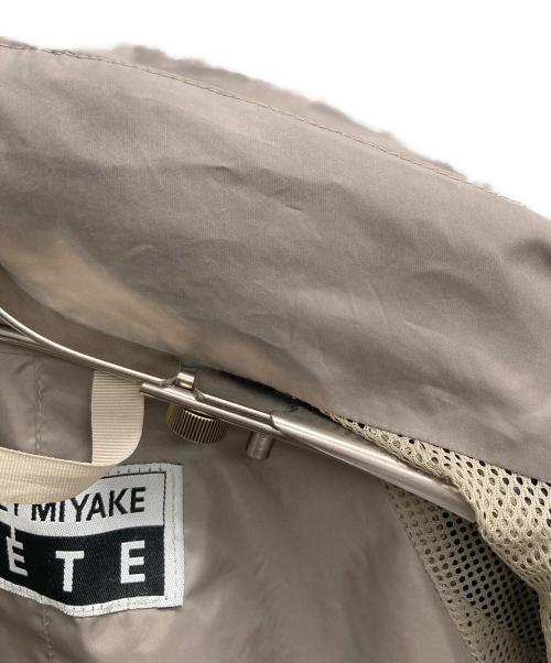ISSEY MIYAKE FETE（イッセイミヤケフェット）ISSEY MIYAKE FETE (イッセイミヤケフェット) パラシュートコート ベージュ サイズ:３の古着・服飾アイテム