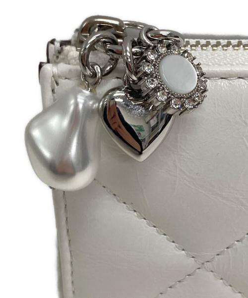 TORY BURCH（トリーバーチ）TORY BURCH (トリーバーチ) キラ ダイヤモンドキルト ディストレストチャーム ジップカードケースの古着・服飾アイテム