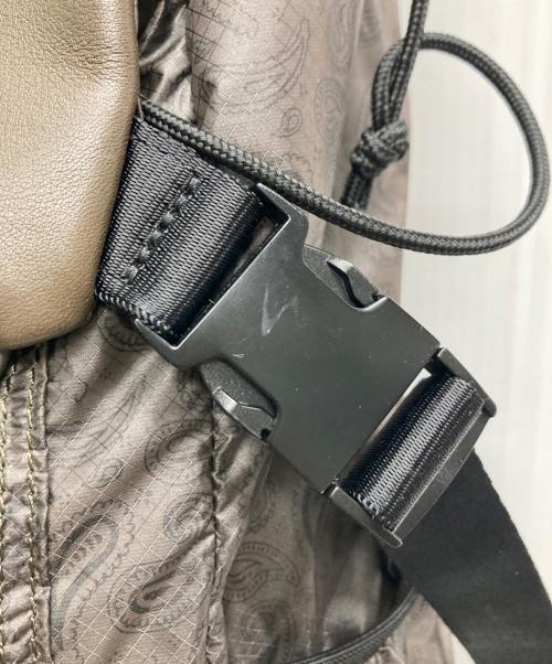 ear PAPILLONNER（イアパピヨネ）ear PAPILLONNER (イアパピヨネ) BURLAP OUTFITTER (バーラップアウトフィッター) ペイズリー柄レザーフラップリュック ブラウンの古着・服飾アイテム