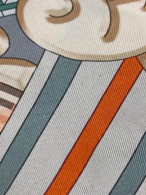 HERMES（エルメス）HERMES (エルメス) カレ90 ダブルフェイス たいまつの光 オレンジの古着・服飾アイテム