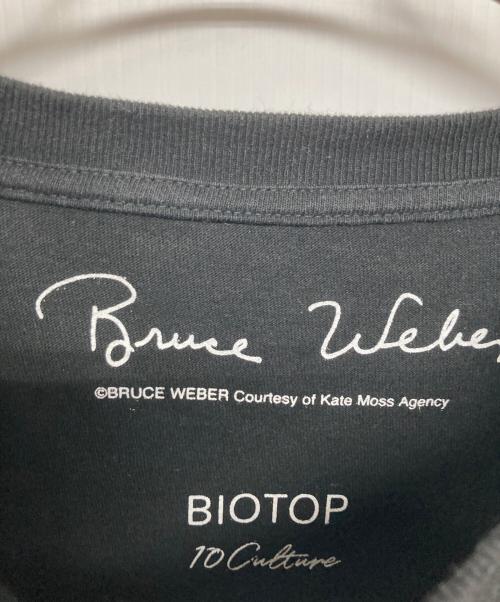 BIOTOP（ビオトープ）BIOTOP (ビオトープ) BRUCE WEBER (ブルース・ウェバー) Kate Ｍoss Burce Ｗeber Tee ブラック サイズ:XLの古着・服飾アイテム
