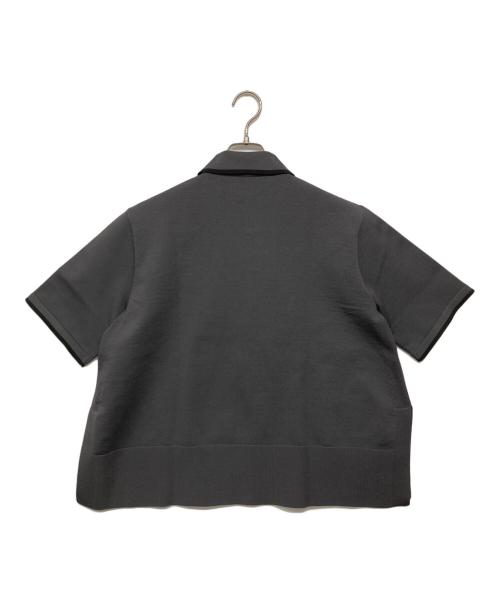 UNITED ARROWS TOKYO（ユナイテッドアローズトウキョウ）UNITED ARROWS TOKYO (ユナイテッドアローズトウキョウ) ミニマルフリルニットポロシャツ グレー サイズ:記載なし（実寸サイズを参照ください）の古着・服飾アイテム