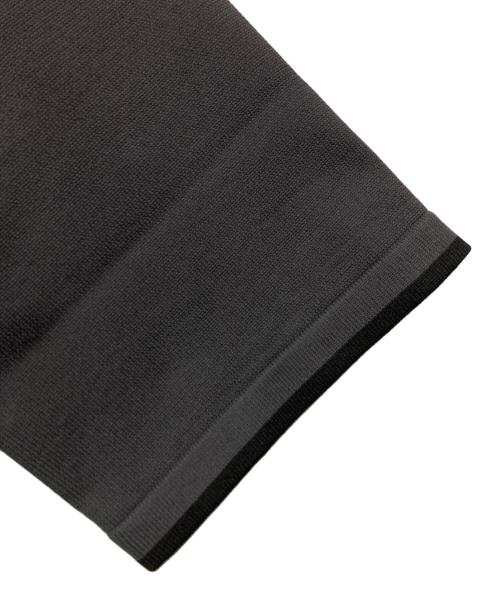 UNITED ARROWS TOKYO（ユナイテッドアローズトウキョウ）UNITED ARROWS TOKYO (ユナイテッドアローズトウキョウ) ミニマルフリルニットポロシャツ グレー サイズ:記載なし（実寸サイズを参照ください）の古着・服飾アイテム