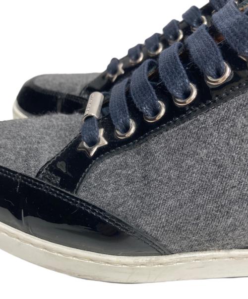 JIMMY CHOO（ジミーチュウ）JIMMY CHOO (ジミーチュウ) ミッドカットスニーカー グレー×ブラック サイズ:37の古着・服飾アイテム