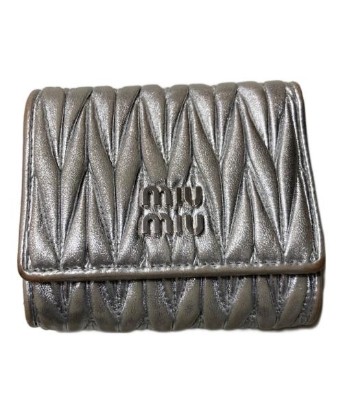 MIU MIU（ミュウミュウ）MIU MIU (ミュウミュウ) マテラッセ 3つ折り財布 シルバーの古着・服飾アイテム