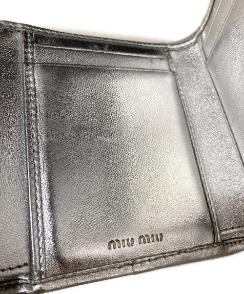 MIU MIU（ミュウミュウ）MIU MIU (ミュウミュウ) マテラッセ 3つ折り財布 シルバーの古着・服飾アイテム