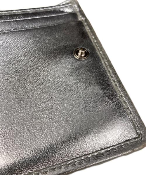 MIU MIU（ミュウミュウ）MIU MIU (ミュウミュウ) マテラッセ 3つ折り財布 シルバーの古着・服飾アイテム