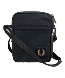 FRED PERRY（フレッドペリー）の古着「ナイロンバッジ スモールサイドバッグ」｜ブラック