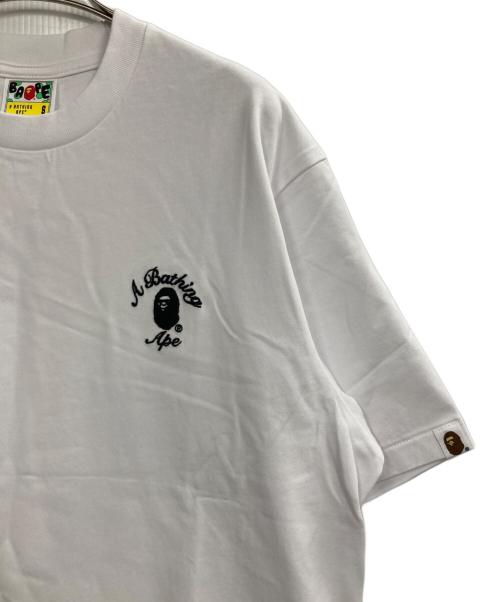 A BATHING APE（アベイシングエイプ）A BATHING APE (アベイシングエイプ) 刺繍ロゴTシャツ ホワイト サイズ:Sの古着・服飾アイテム