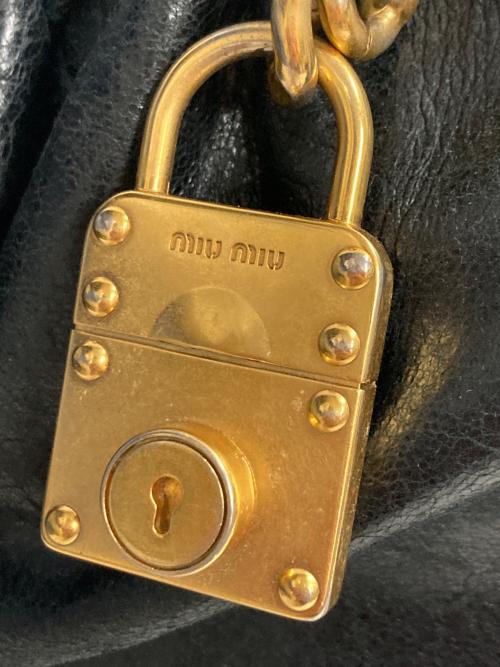 MIU MIU（ミュウミュウ）MIU MIU (ミュウミュウ) ヴィッテロレザー2WAYバッグ ブラックの古着・服飾アイテム
