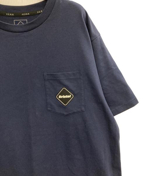 F.C.R.B.（エフシーレアルブリストル）F.C.R.B. (エフシーレアルブリストル) BIG VERTICAL LOGO POCKET TEE ネイビー サイズ:XLの古着・服飾アイテム