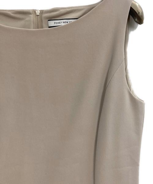 FOXEY NEWYORK（フォクシーニューヨーク）FOXEY NEWYORK (フォクシーニューヨーク) フリルノースリーブワンピース ベージュ サイズ:38の古着・服飾アイテム