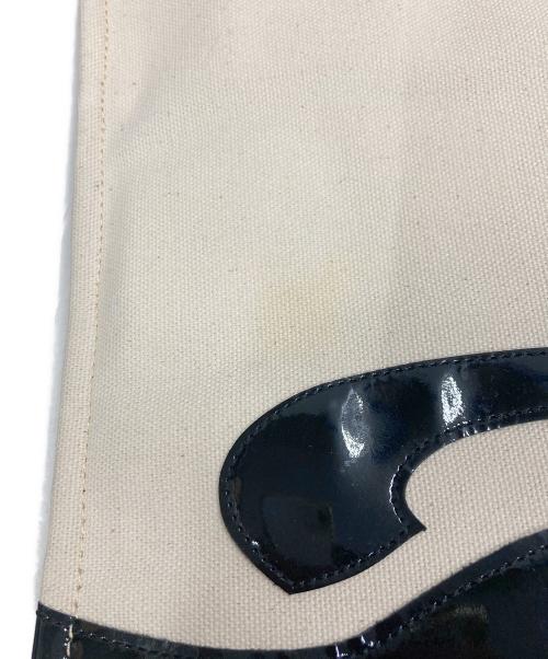 Vivienne Westwood（ヴィヴィアンウエストウッド）Vivienne Westwood (ヴィヴィアンウエストウッド) elite (エリート) エナメルコンビキャンバストートバッグ ブラック×アイボリーの古着・服飾アイテム
