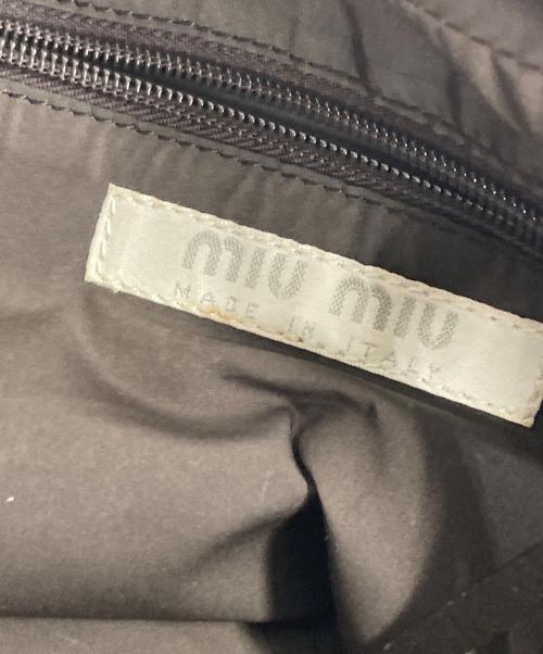 MIU MIU（ミュウミュウ）MIU MIU (ミュウミュウ) ロゴ型押しフロントリボンハンドバッグ レッドの古着・服飾アイテム