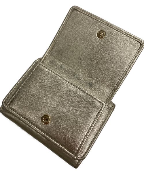 JIMMY CHOO（ジミーチュウ）JIMMY CHOO (ジミーチュウ) NEMO3つ折り財布 ゴールドカラーの古着・服飾アイテム