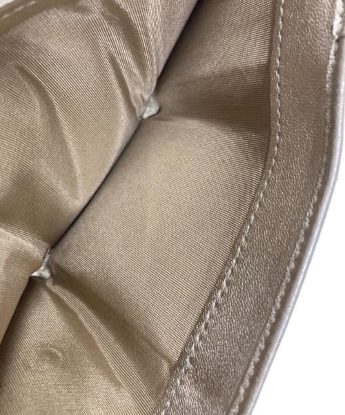 JIMMY CHOO（ジミーチュウ）JIMMY CHOO (ジミーチュウ) NEMO3つ折り財布 ゴールドカラーの古着・服飾アイテム
