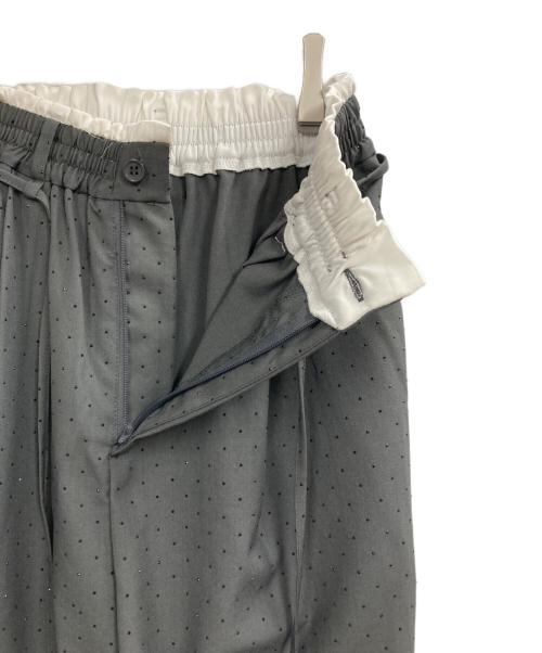 mystic（ミスティック）mystic (ミスティック) ラインストーンWベルトパンツ グレーの古着・服飾アイテム