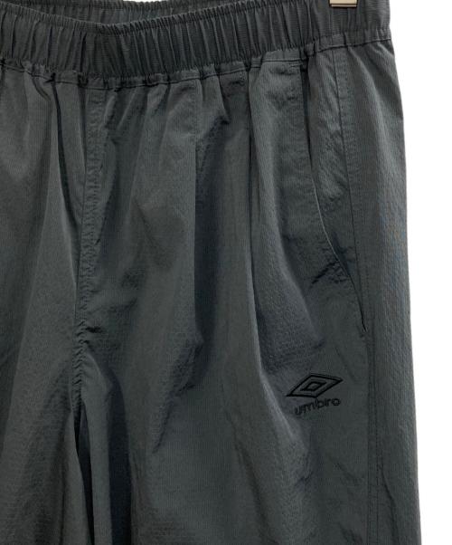 UMBRO（アンブロ）UMBRO (アンブロ) 別注 ワンポイントロゴタックパンツ グレー サイズ:Lの古着・服飾アイテム