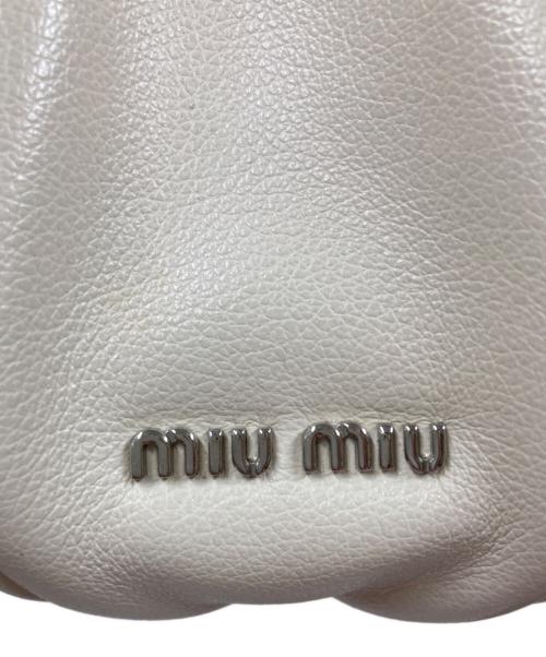 MIU MIU（ミュウミュウ）MIU MIU (ミュウミュウ) レザー タッセル 巾着 2WAYショルダーバッグ ホワイトの古着・服飾アイテム