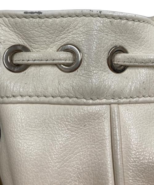 MIU MIU（ミュウミュウ）MIU MIU (ミュウミュウ) レザー タッセル 巾着 2WAYショルダーバッグ ホワイトの古着・服飾アイテム
