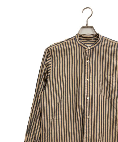 COMOLI（コモリ）COMOLI (コモリ) ストライプバンドカラーシャツ ベージュの古着・服飾アイテム