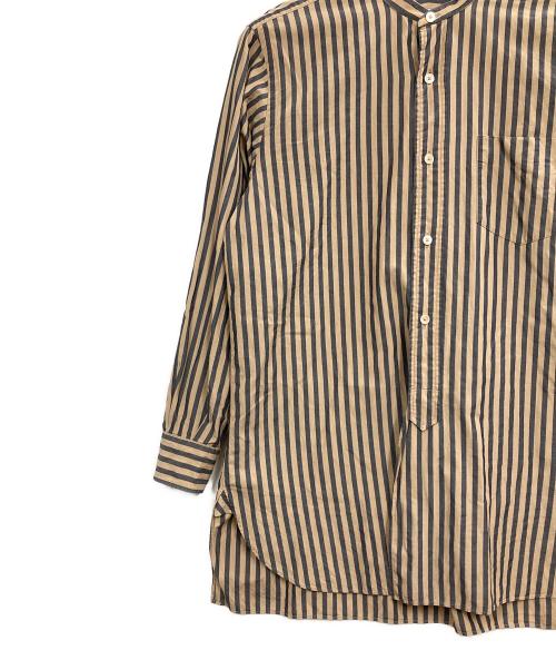 COMOLI（コモリ）COMOLI (コモリ) ストライプバンドカラーシャツ ベージュの古着・服飾アイテム