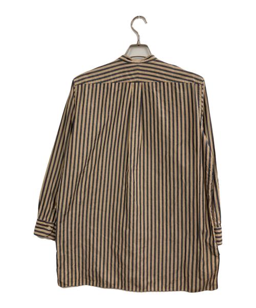 COMOLI（コモリ）COMOLI (コモリ) ストライプバンドカラーシャツ ベージュの古着・服飾アイテム
