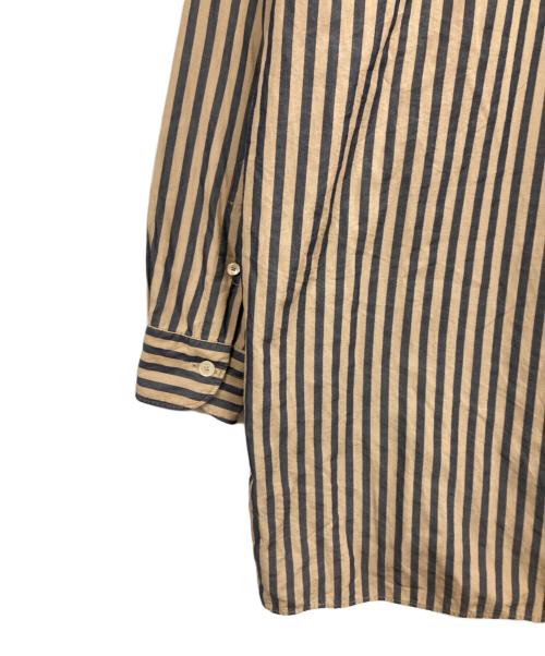 COMOLI（コモリ）COMOLI (コモリ) ストライプバンドカラーシャツ ベージュの古着・服飾アイテム