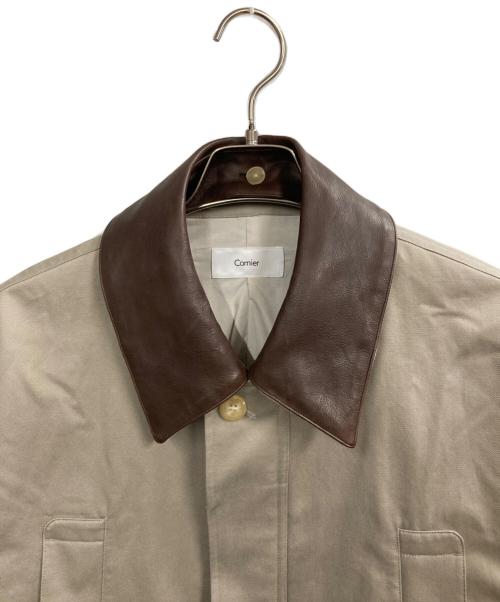cornier（コルニエ）cornier (コルニエ) LEATHER COLLAR FINX/ZIMBABWE COTTON TWILL BLOUSON ベージュ サイズ:Mの古着・服飾アイテム
