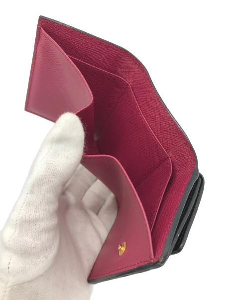 PRADA（プラダ）PRADA (プラダ) サフィアーノ 3つ折り財布 ブラック×ピンクの古着・服飾アイテム