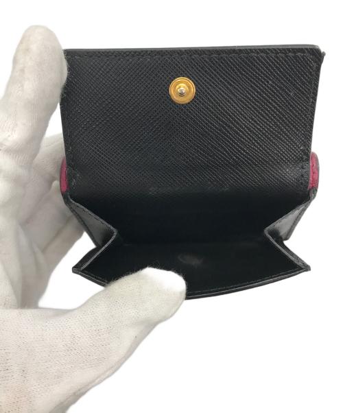 PRADA（プラダ）PRADA (プラダ) サフィアーノ 3つ折り財布 ブラック×ピンクの古着・服飾アイテム