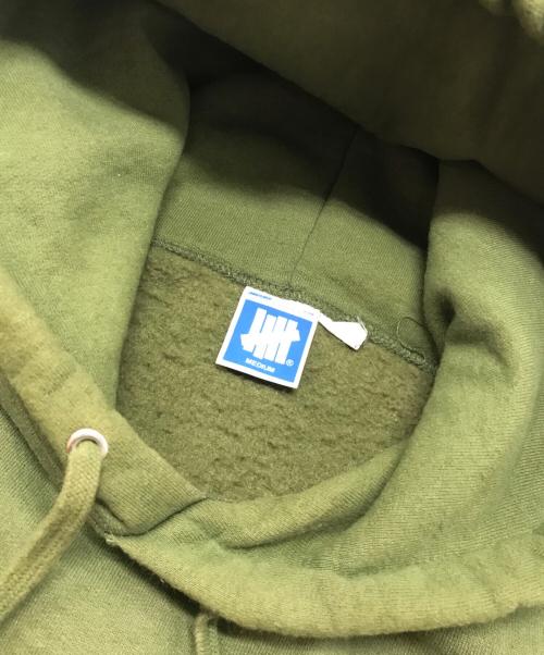 UNDEFEATED（アンディフィーテッド）UNDEFEATED (アンディフィーテッド) プルオーバーパーカー カーキ サイズ:Mの古着・服飾アイテム