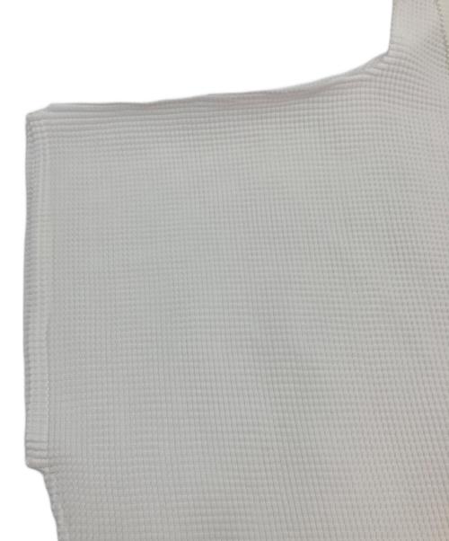 me ISSEY MIYAKE（ミーイッセイ ミヤケ）me ISSEY MIYAKE (ミーイッセイ ミヤケ) プリーツブラウス ホワイト サイズ:FREEの古着・服飾アイテム