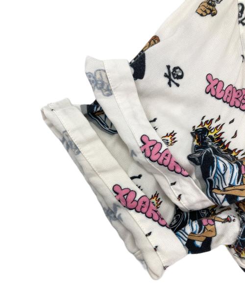 X-LARGE（エクストララージ）X-LARGE (エクストララージ) BURN DOWN PATTERN SHIRT ホワイト サイズ:Mの古着・服飾アイテム