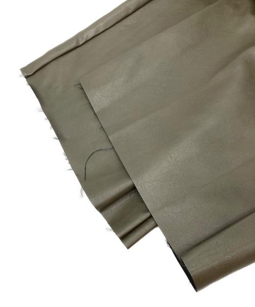CLANE（クラネ）CLANE (クラネ) WIDE TUCK LEATHER PANTS オリーブの古着・服飾アイテム