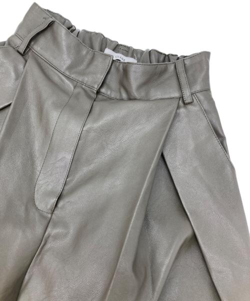 CLANE（クラネ）CLANE (クラネ) WIDE TUCK LEATHER PANTS オリーブの古着・服飾アイテム