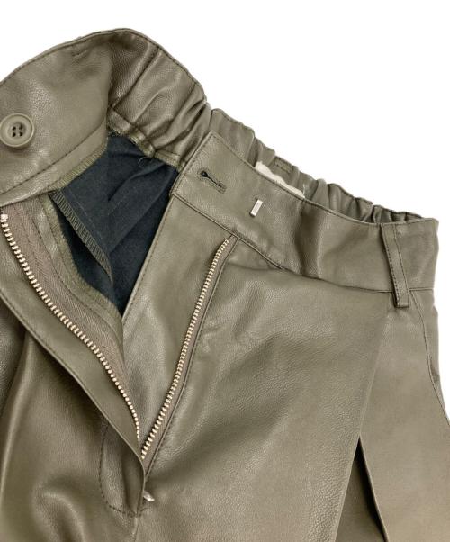 CLANE（クラネ）CLANE (クラネ) WIDE TUCK LEATHER PANTS オリーブの古着・服飾アイテム