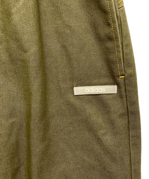 adidas（アディダス）adidas (アディダス) デニムパンツ オリーブ サイズ:Oの古着・服飾アイテム