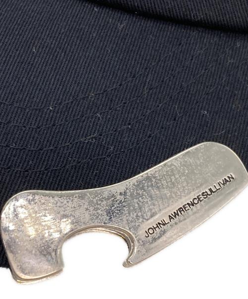 JOHN LAWRENCE SULLIVAN（ジョン ローレンス サリバン）JOHN LAWRENCE SULLIVAN (ジョン ローレンス サリバン) EMBROIDERED CAP WITH BOTTLE OPENER ブラックの古着・服飾アイテム