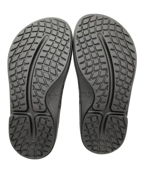 OOFOS（ウーフォス）OOFOS (ウーフォス) トングサンダル ブラック サイズ:38 未使用品の古着・服飾アイテム