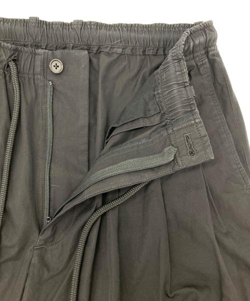 MARKAWARE（マーカウェア）MARKAWARE (マーカウェア) TRIPLE PLEATED EASY TROUSERS ブラック サイズ:1の古着・服飾アイテム